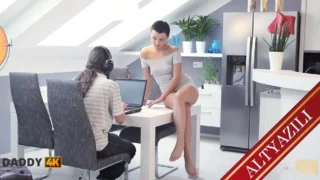 Azdırıcı Kurabiyelerini Yediyen Esmer Üvey Ablası Kaldırdığı Yarağı İndirdi